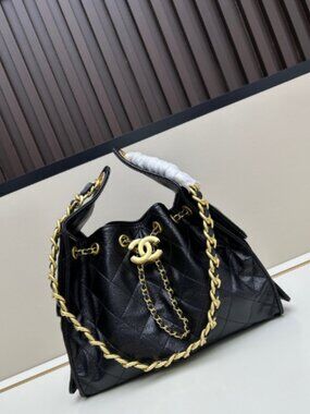 CHANEL Classic quilted chain-strap bucket bag